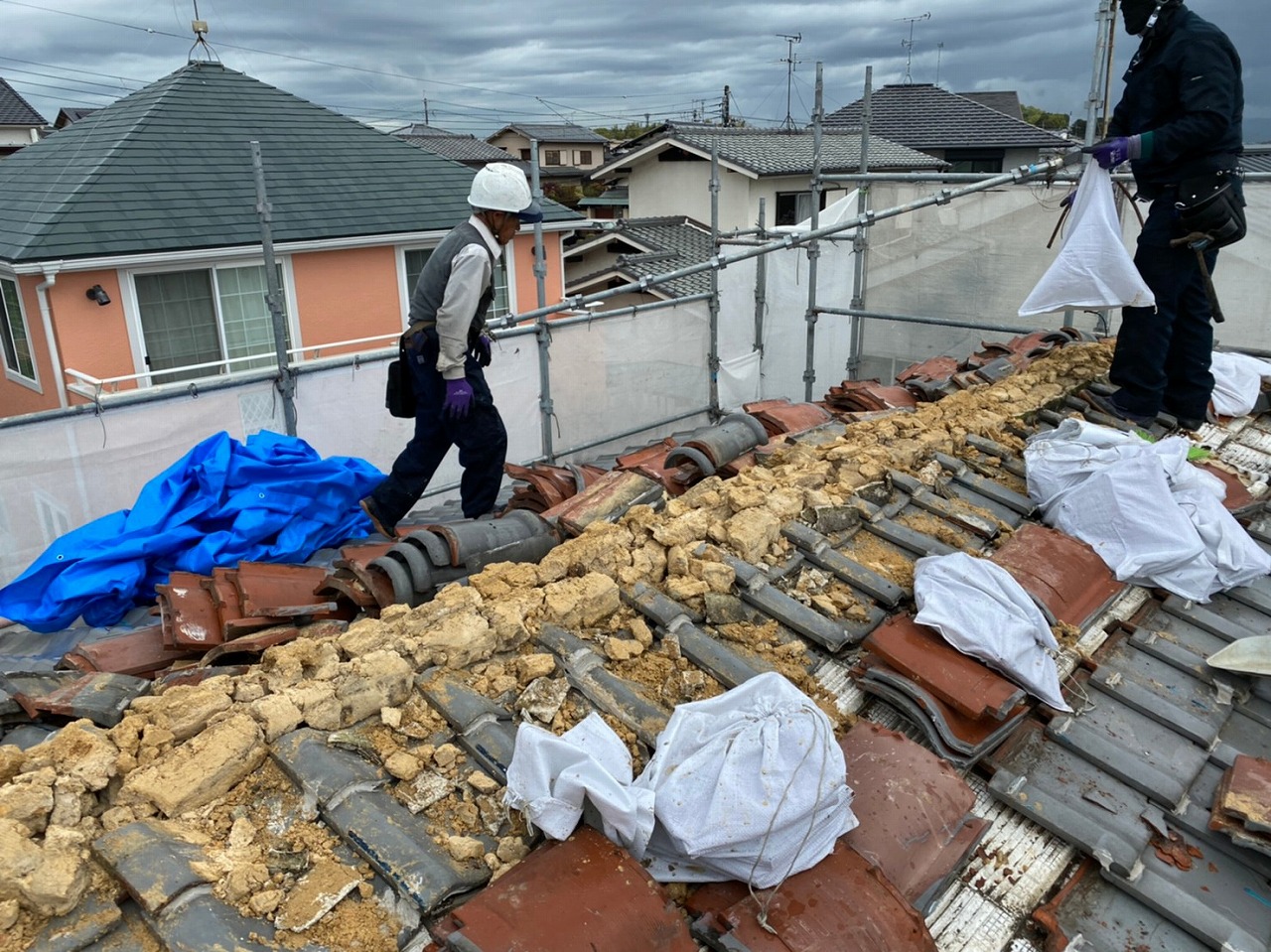 奈良市中山町の棟瓦撤去